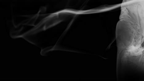 Verflüssigter-Weißer-Rauch-Strömt-Von-Rechts-Nach-Links-Und-Bildet-Dabei-Interessante-Muster