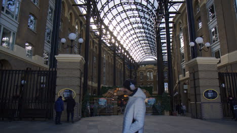 Ein-Blick-Auf-Das-Einkaufszentrum-Hays-Galleria-In-London,-England,-Großbritannien,-Uk