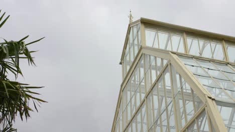 Vista-Angular-De-Un-Invernadero-En-Los-Jardines-Botánicos-De-Dublín-Con-Cielos-Nublados