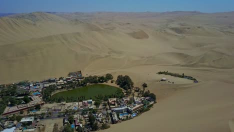 Luftaufnahme-über-Der-Oase-Huacachina-In-Der-Atacama-Wüste,-Peru