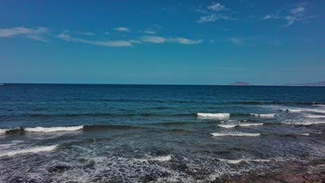Marea-Baja-En-La-Costa-De-Fuerteventura,-Mar-Azul-Y-Horizonte