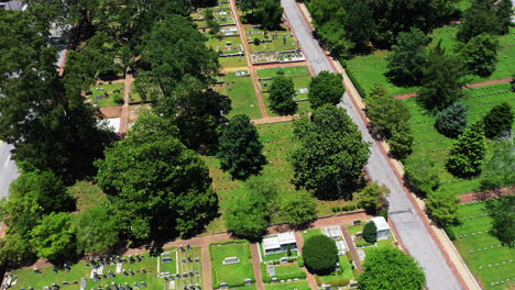 Vista-De-ángulo-Alto-Del-Cementerio-En-La-Ciudad.