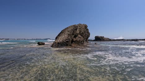 Roca-Del-Elefante-En-La-Playa-De-Currumbin-En-Gold-Coast,-Australia