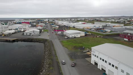 Grindavik,-La-Ciudad-De-Islandia-Y-Los-Automóviles-En-2022,-Con-Videos-De-Drones-Avanzando