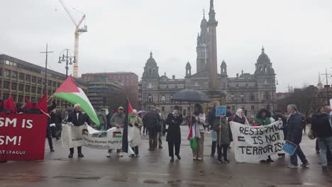 Una-Contraprotesta-A-Favor-De-Palestina-En-Una-Concurrida-Plaza-George.