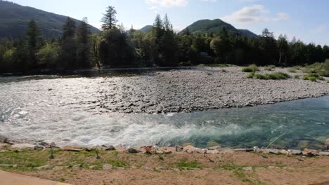 Mirando-Por-Encima-Del-Ferrocarril-A-Un-Río-En-Baring,-Washington