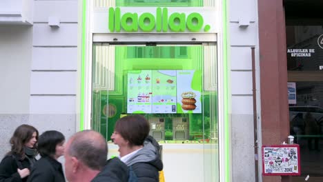 Fußgänger-Gehen-Am-Spanischen-Frozen-Yogurt-Franchise-Shop-Llaollao-In-Spanien-Vorbei