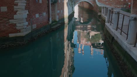 Reflexiones-Del-Canal-Veneciano-Al-Amanecer,-Vista-Pintoresca.-Italia