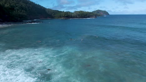 Luftaufnahme-Einer-Gruppe-Von-Surfern,-Die-Auf-Wellen-In-Der-Wunderschönen-Landschaft-Von-Koki-Beach,-Maui-Warten