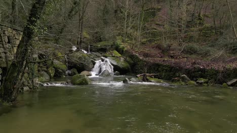 Luftüberflug-über-Fluss-Und-Wasserfall-In-Portugal