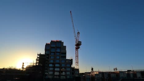 Blick-Auf-Den-Turmdrehkran-Bei-Sonnenuntergang-Neben-Dem-Sirius-Wohngebäude-In-Der-Nähe-Des-Hafens-Von-Sydney