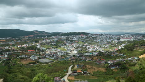 Vista-Desde-La-Ventana-De-La-Góndola-Del-Teleférico-En-El-Espectacular-Horizonte-De-La-Ciudad-De-Dalat-En-Un-Día-Nublado,-Vietnam---Vista-Aérea