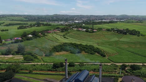 Drone-Desde-Campos-De-Caña-De-Azúcar-Para-Revelar-Una-Fábrica-De-Guata-De-Papel-Y-Tisú