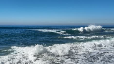 Meereswellen-Brechen-Und-Spritzen-Hoch-Zusammen-Während-Der-Springflut-über-Blauem-Meer-Und-Blauem-Himmel