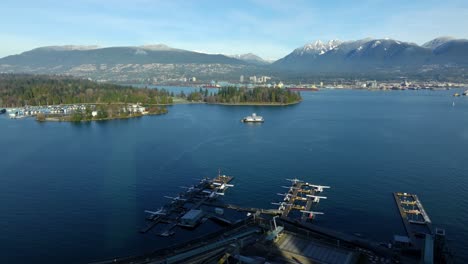 Tankstelle-In-Den-Gewässern-Des-Hafens-Von-Vancouver-Mit-Stanley-Park-Im-Hintergrund