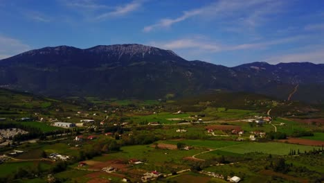 Toma-Aérea-Panorámica-De-Latsoudi-Y-El-Paisaje-A-Lo-Largo-De-La-Carretera-Eo48-Cerca-De-La-Autopista-Livadias-Amfissas-En-Grecia.