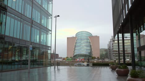 Vista-Entre-Dos-Rascacielos-En-El-Centro-De-Convenciones-De-Dublín,-Irlanda