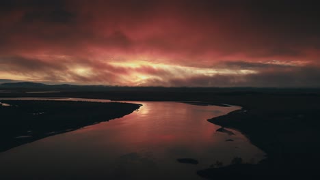 Unglaublich-Wunderschöne-Drohnenluftaufnahme-Eines-Roten-Sonnenuntergangs-Oder-Sonnenaufgangs-An-Einem-Fluss