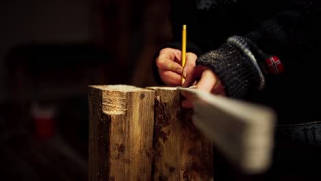 Un-Hombre-Está-Utilizando-Una-Vara-De-Medir-Plegable-Para-Medir-E-Indicar-La-Madera---Primer-Plano