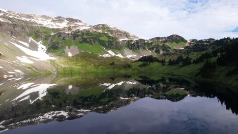 Spiegelung-Der-Alpinen-Bergseen-In-Kanada