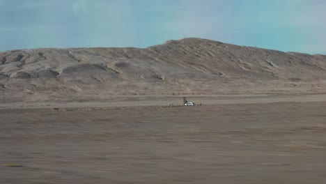 Autofahren-Mitten-In-Der-Wüste-Felsformation-Seitensitz-POV