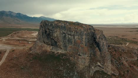 Aerial-orbit-of-a-mesa-in-Utah