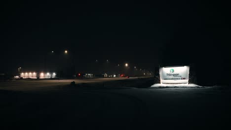 Nachtzeit-Morgen-4k-Aufnahme-Leuchtendes-Auto-Verkehr-Autobahn-Eingang-Willkommensschild-Stadt-Stadt-Nördliches-Reservat-Gemeinschaftsvertrag-Fünf-Knotenpunkt-Des-Nordens-Nickelmine-Thompson-Manitoba-Kanada