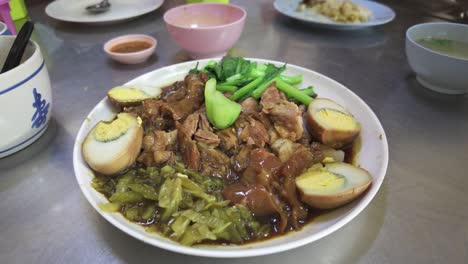 Langsam-Geschmorte-Schweinekeule,-Eine-Beliebte-Delikatesse-In-Thailands-Lebendiger-Streetfood-Kultur