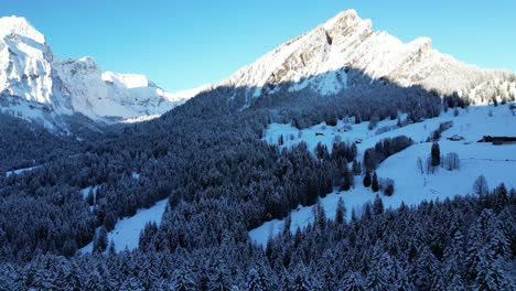 Obersee-Glaris-Suiza-Vista-De-Casa-Remota-En-La-Base-De-Los-Alpes