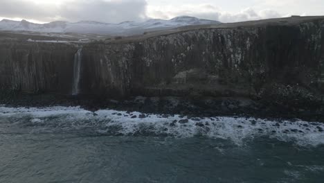 Falda-Escocesa-Y-Harina-Cae-En-Escocia-Con-Colinas-Cubiertas-De-Nieve-En-El-Fondo,-Clima-Nublado,-Vista-Aérea