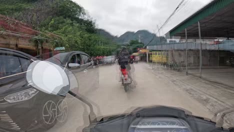 POV-Motorrollerfahren-In-Den-Engen-Landstraßen-Vietnams