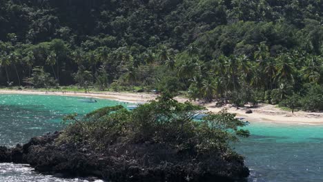 Tele-Antenne-Establisher-Strand-Ermitano-In-Samana,-Urlaubsparadies