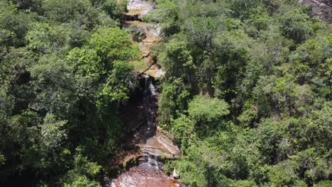 Luftumlaufbahnen-Enthüllen-Kleinen-Schroffen-Wasserfall-In-üppigem-Wald,-Bolivien