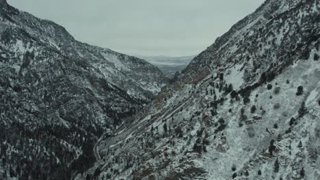 Paisaje-De-Montaña-Durante-El-Invierno-En-American-Fork-Canyon,-Utah---Disparo-Aéreo-De-Drones