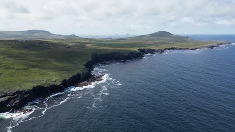 Valentia-Island,-Irland,-Mit-Zerklüfteter-Küste-Und-Sanften-Grünen-Hügeln,-Luftaufnahme