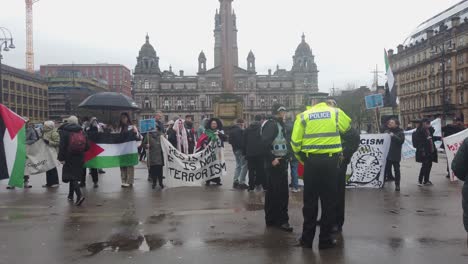 A-Lo-Lejos-De-Una-Contraprotesta-A-Favor-De-Palestina-En-Una-Lluviosa-Glasgow.