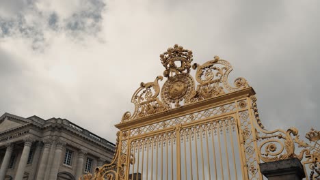 Das-Goldene-Haupttor-Der-Ehre-Mit-Ornamenten-Und-Krone-Des-Schlosses-Versailles-In-Paris-Frankreich-An-Einem-Bewölkten-Tag