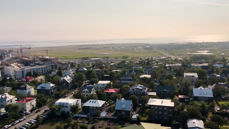 Vista-Panorámica-Aérea-De-Los-Suburbios-De-Reykjavik-En-Una-Tarde-O-Mañana-Soleada