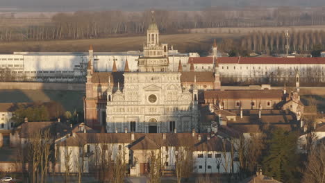 Luftaufnahme-Der-Kathedrale-Certosa-Di-Pavia,-Einem-Historischen-Monumentalen-Komplex,-Der-Ein-Kloster-Und-Ein-Heiligtum-Umfasst