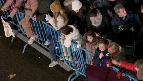 La-Gente-Se-Reúne-Para-Celebrar-A-Los-Tres-Reyes-Magos,-También-Conocido-Como-El-Desfile-De-Los-Tres-Reyes-Magos