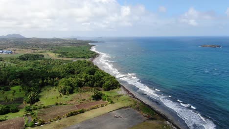 Der-Verlassene-Pearls-Flughafen-In-Grenada-Mit-Küstenlinie-Und-üppigem-Gelände,-Tageslicht,-Luftaufnahme