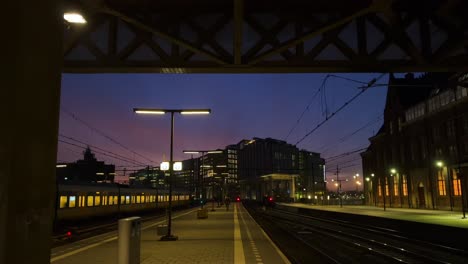 Vacíe-La-Plataforma-Del-Tren-Holandés-Escalinata-De-La-Estación-Central-De-Amsterdam-En-El-Crepúsculo