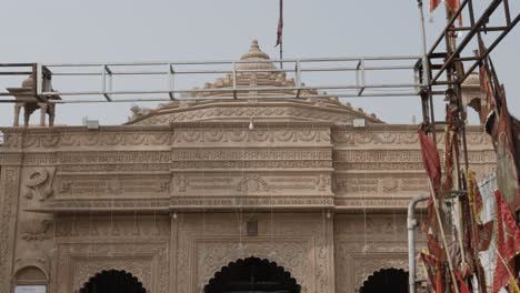 Antiguo-Templo-Hindú-Hecho-De-Piedra-Roja-Durante-El-Día-Desde-Diferentes-ángulos-El-Vídeo-Se-Toma-En-El-Templo-Pal-Balaji-Jodhpur-Rajasthan-India-El-13-De-Noviembre-De-2023