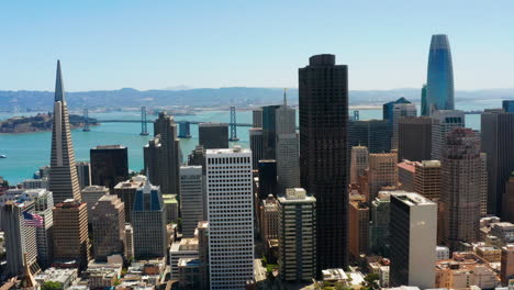 Dynamic-drone-push-shot-capturing-San-Francisco's-stunning-cityscape