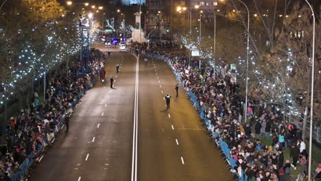 Polizisten-Sichern-Die-Straße-Vor-Dem-Fest-Der-Heiligen-Drei-Könige,-Auch-Bekannt-Als-Die-Parade-Der-Heiligen-Drei-Könige,-Ein-Familienspektakel-Mit-Festwagen-Mit-Heiligen-Drei-Königen,-Tänzern,-Musikern-Und-Süßigkeitenverteilern