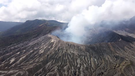 Die-Ehrfurcht-Vor-Der-Vulkanischen-Aktivität-Des-Mount-Bromo-–-Ein-Naturschauspiel-Aus-Aufsteigendem-Rauch-Und-Feurigen-Ausbrüchen-In-Ost-Java,-Indonesien