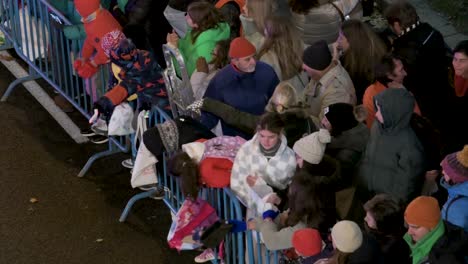 Las-Familias-Españolas-Y-Los-Espectadores-Se-Reúnen-Para-Celebrar-Los-Reyes-Magos,-También-Conocido-Como-El-Desfile-De-Los-Reyes-Magos.