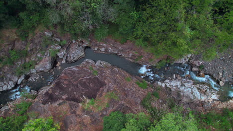 Der-Gewundene-Fluss-Cajones-De-Chame-In-Panama,-Umgeben-Von-üppigem-Grün,-Luftaufnahme