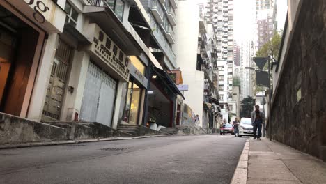 Mann-Geht-Auf-Dem-Bürgersteig-Im-Sheung-Wan-Viertel-Von-Hong-Kong-Island