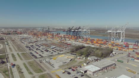 Una-Toma-Aérea-De-Establecimiento-Captura-La-Terminal-De-Contenedores-Barbours-Cut-Del-Puerto-De-Houston-Bajo-Un-Cielo-Despejado-Y-Soleado-En-Houston,-Texas.